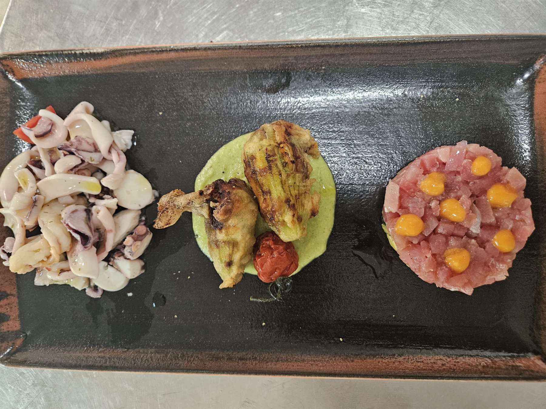 Trio di antipasti dell'estate: calamari, fiori di zucca e tartare di tonno