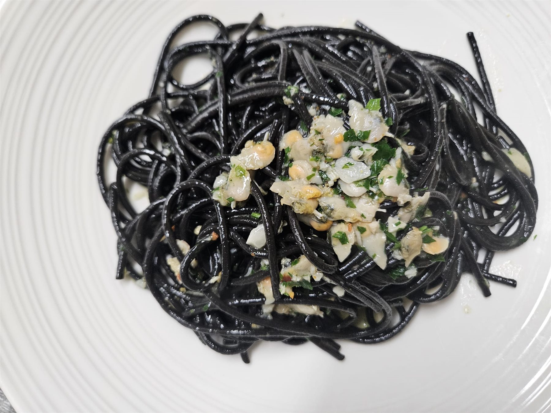 Spaghetti al nero di seppia con frutti di mare