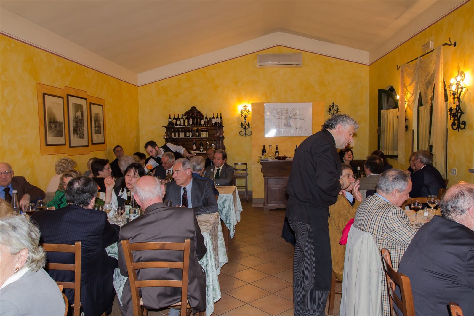 L'ambiente accogliente di una sala dell'Osteria Il Fornello