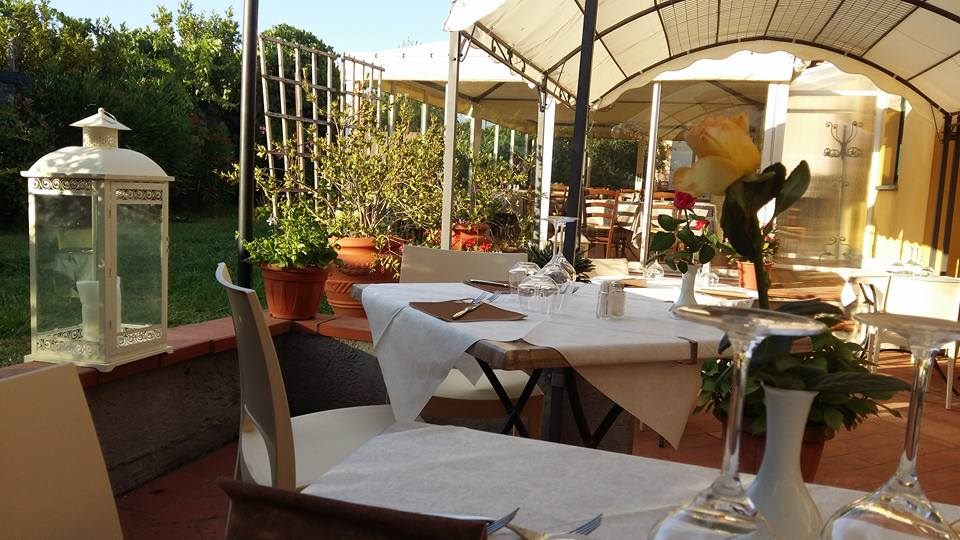 Vista del giardino esterno dell'Osteria Il Fornello sulle colline
