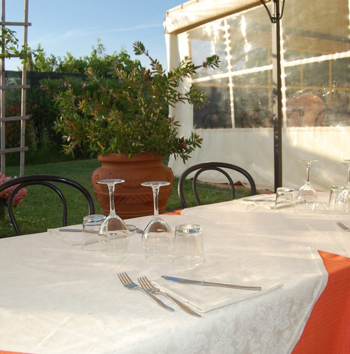 Il giardino dell'Osteria Il Fornello con i tavoli all'aperto