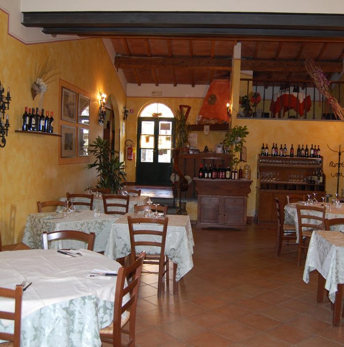 Seconda sala dell'Osteria Il Fornello pronta per un banchetto